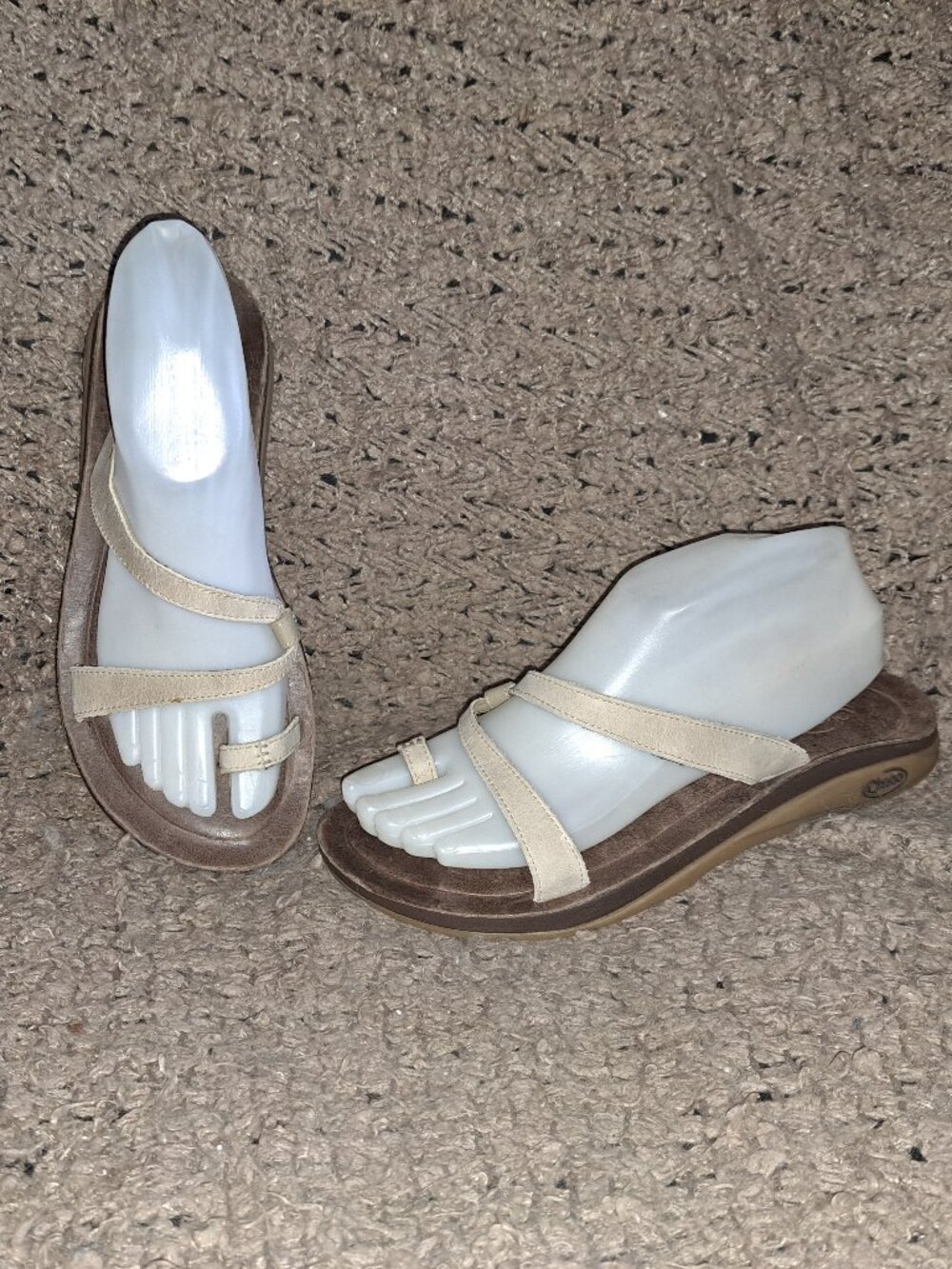 CHACO-Beige Leather-Toe-Loop Flip-Flop Sandals-Strappy-Size 8-Near Mint